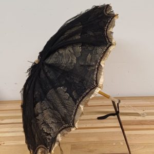 Vintage parasol met bloemversiering
