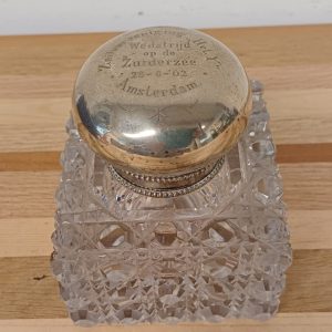 Antieke kristallen inktpot met deksel