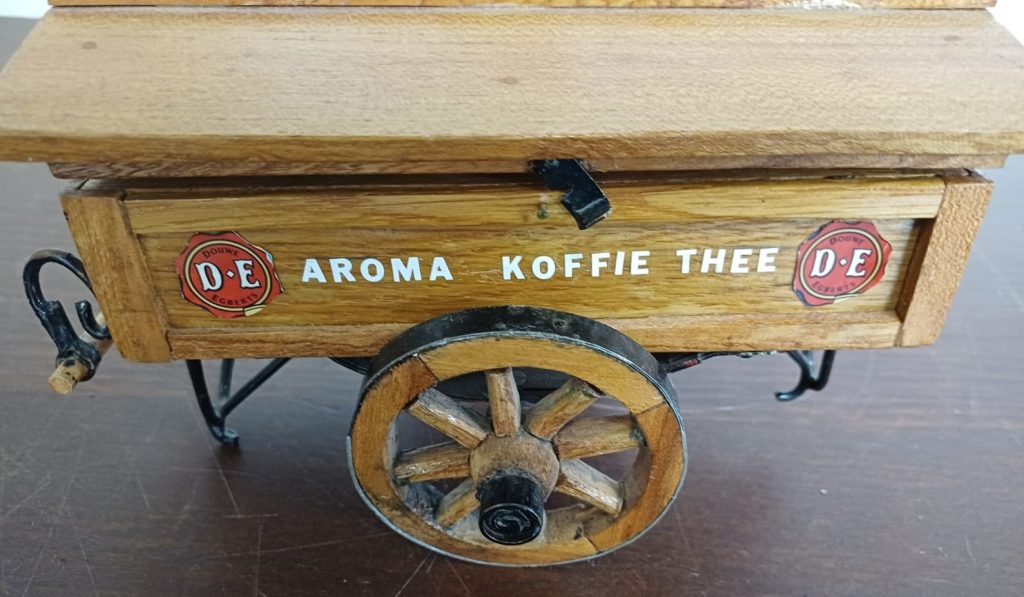 Theekist in de vorm van een Douwe Egberts houten kar
