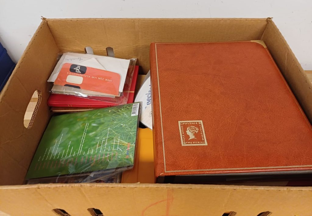 Doos voorzien van Postzegels & eerste dag enveloppen