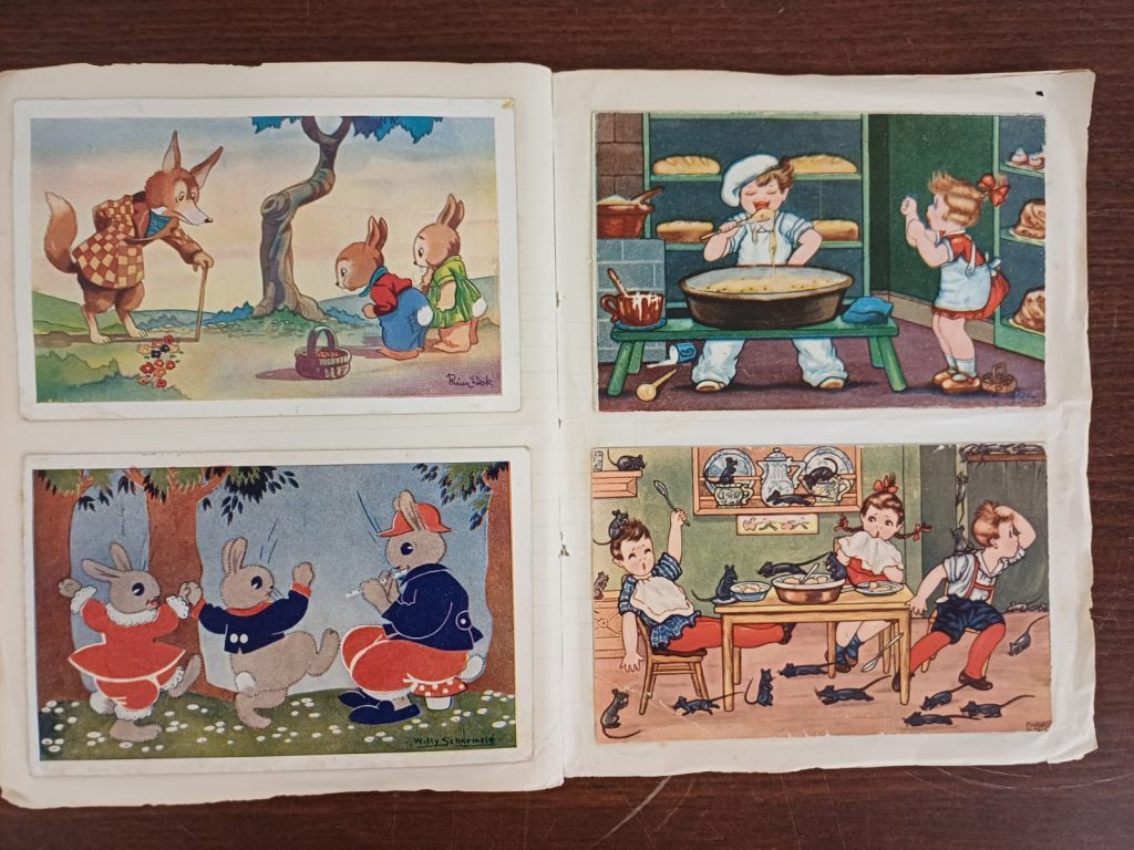 Schriften voorzien van vintage ansichtkaarten