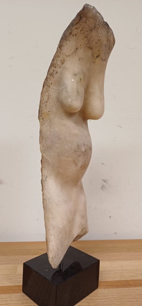 Marmeren Venus sculptuur & kristallen achtergrond
