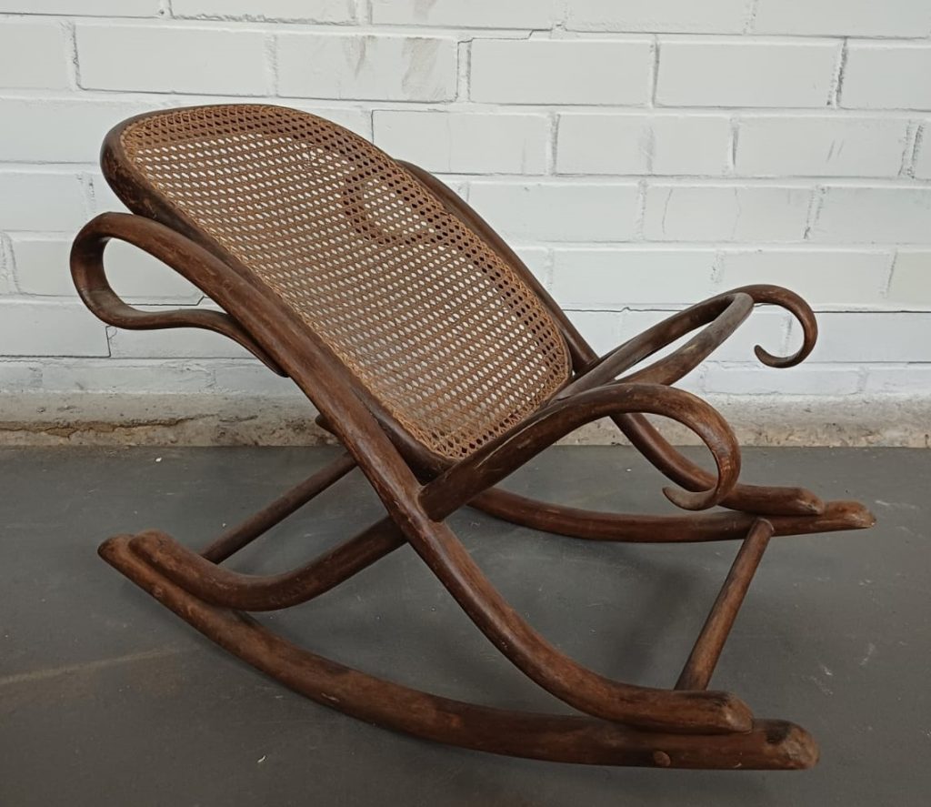 Thonet schommel voetenbank voorzien van webbing