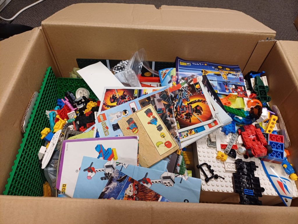 Doos voorzien van Lego - ca. 8 - 8,5 kilo