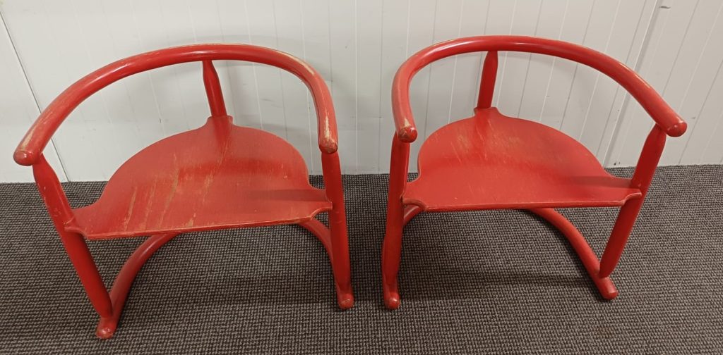 Vintage rode Ikea kinderstoelen - Anna van Karin Mobring
