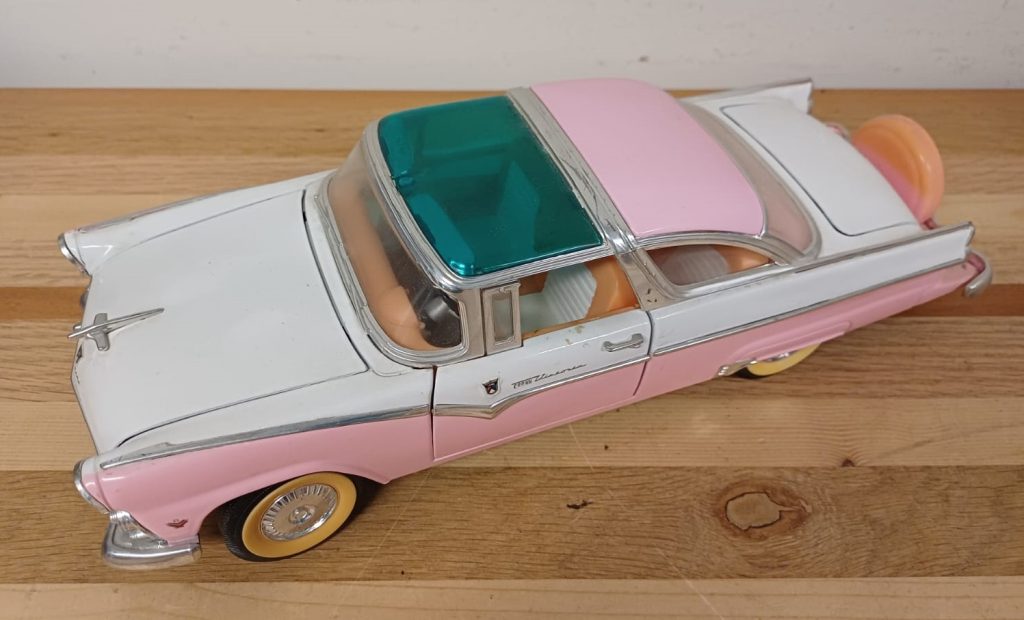 Crown Victoria Ford Fairline - 1:18