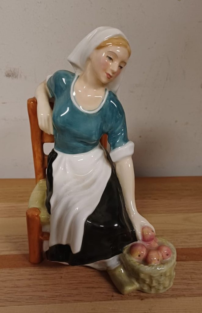 Royal Doulton "The Apple Maid" - Appelmeisje - HN2160