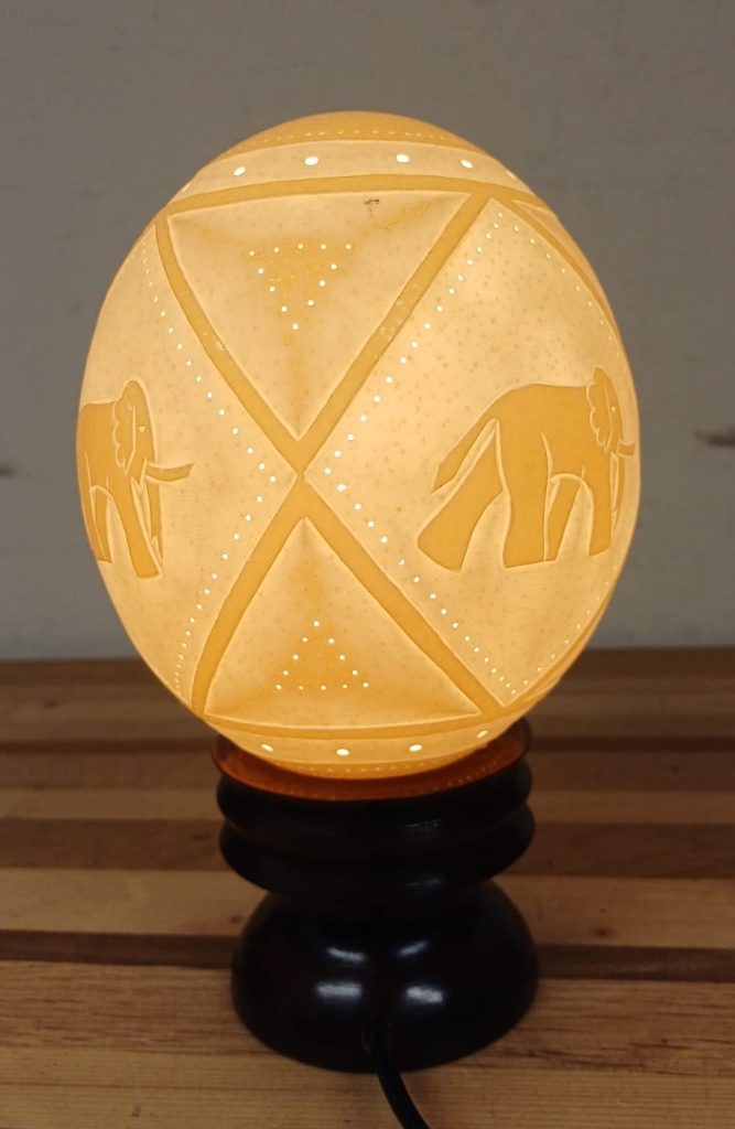 Struisvogeleierenlamp met olifanten