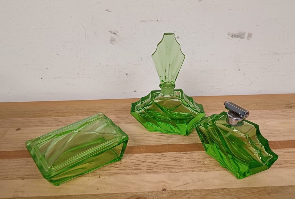 Art Deco groene glazen wastafelset / parfumset - 3 delig