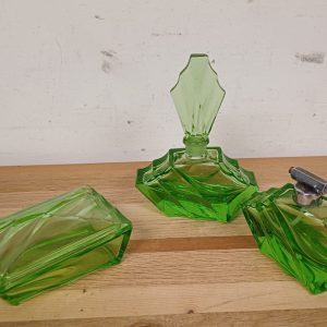 Art Deco groene glazen wastafelset / parfumset - 3 delig