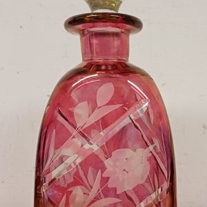 Roze likeurkaraf met een bolvormige stop