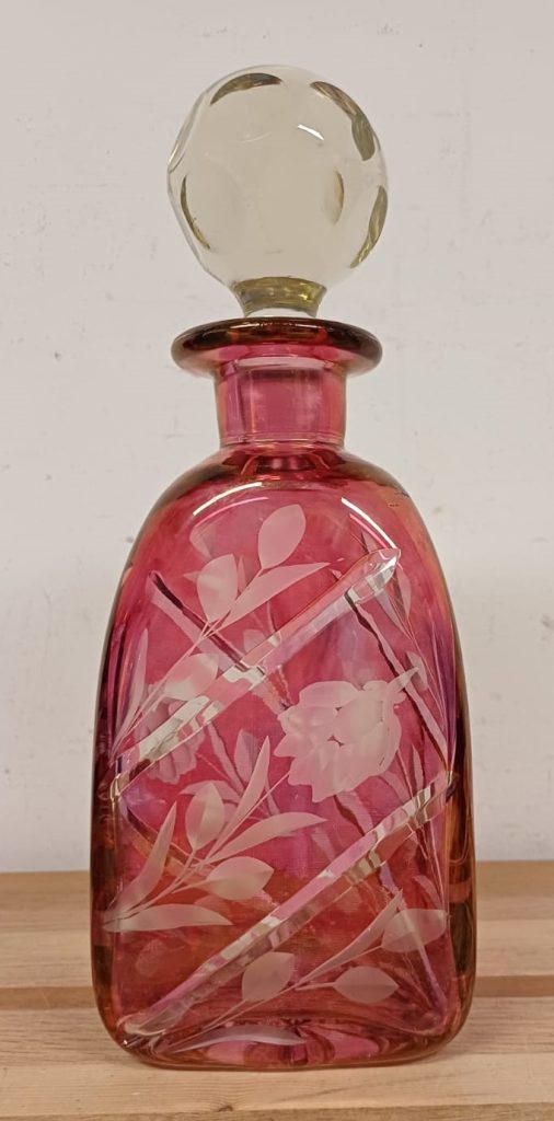 Roze likeurkaraf met een bolvormige stop