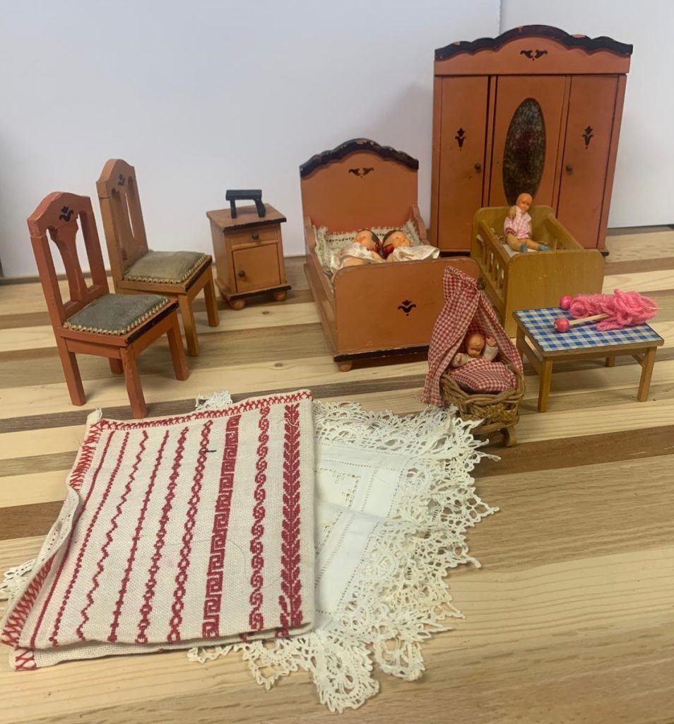 Vintage Houten Poppenhuis Meubeltjes & Popjes - Set van 11 Stuks